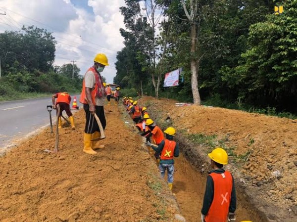 pertengahan 2024 serapan tenaga kerja padat karya pemeliharaan jalan dan jembatan kementerian pupr capai 51964 orang whatsapp image 2024 06 23 at 09.30.51